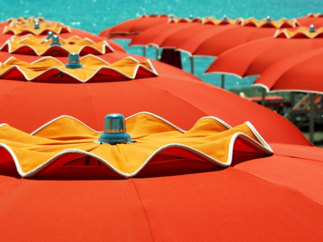 Ad van Hulten - Strand Mareblu parasoles orange